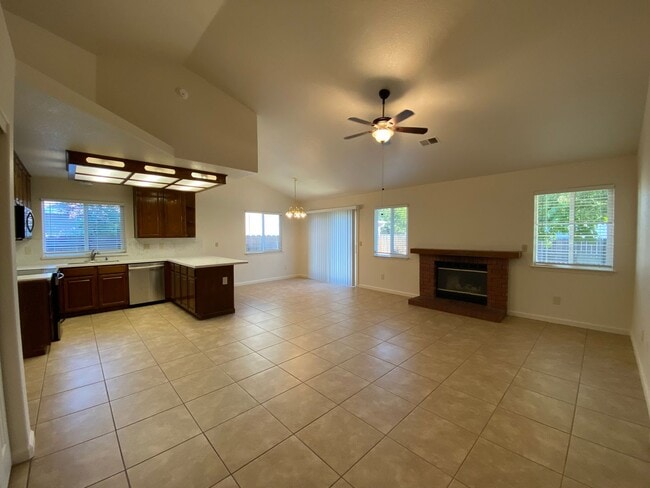 Building Photo - Vacaville 3bed/2bath home! Open floor plan...