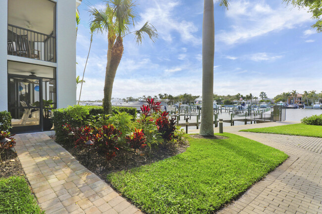 Building Photo - 515 Bay Colony Dr N