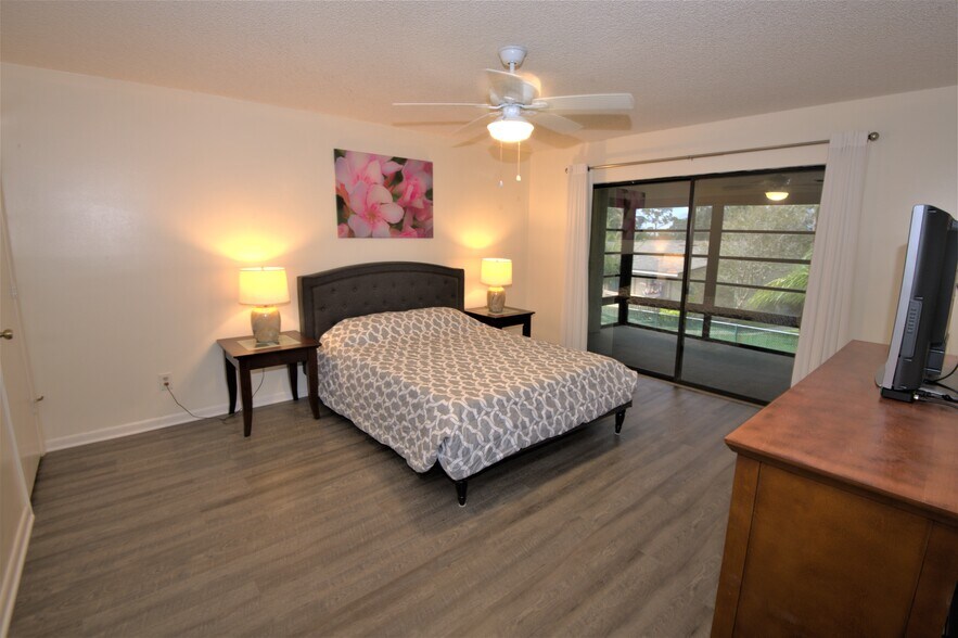 Large second bedroom with 2 walk-in closets. - 1291 SE Parkview Pl