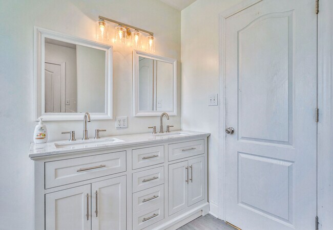 Building Photo - 202 Weeping Hollow Ct