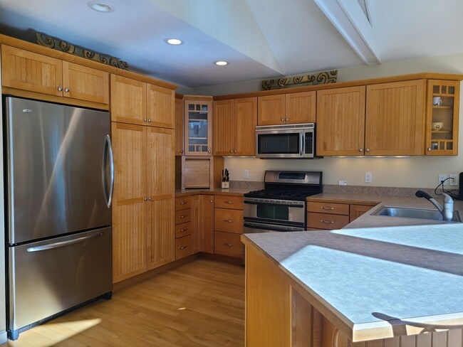 Building Photo - Beautiful 3 Bedroom House - Cozy Up This W...