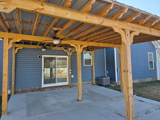 Building Photo - Only 6 Minutes to the USCG Base - 1800+ SqFt, 4Bed, 2Bath Home