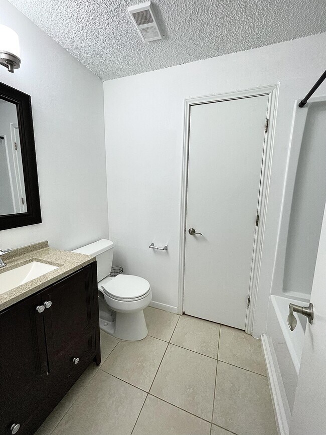 Building Photo - 2516 Grassy Point Dr