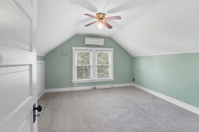 Building Photo - 6 Bed/3 Bath Remodeled Hyde Park Home w/Ce...
