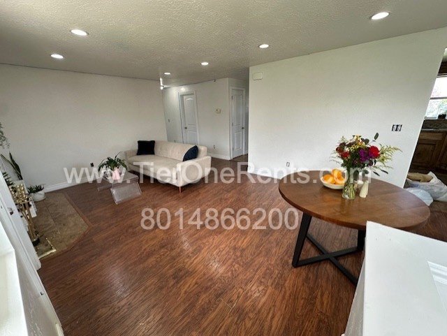Building Photo - **MOVE IN SPECIAL** $500 off first month's rent!!