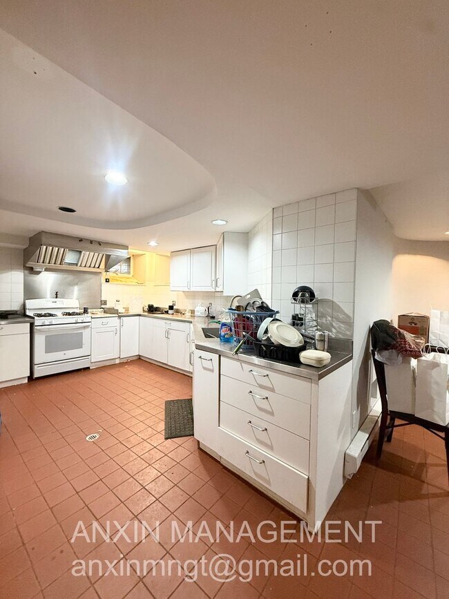 Building Photo - 71 Gardner St