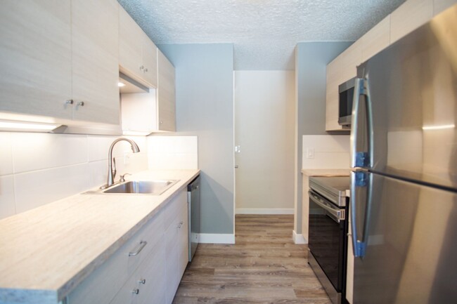 Building Photo - Spring Special: Spacious 2 Bedroom with St...