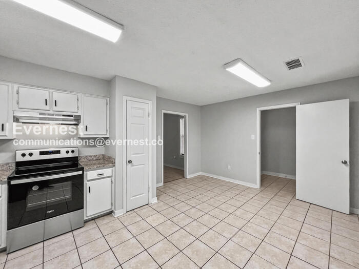 Building Photo - 10731 Chateau Dr