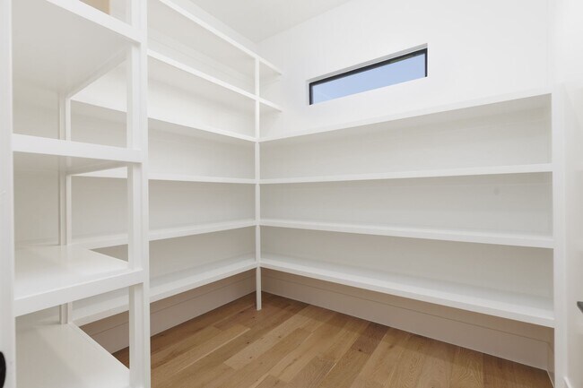 Building Photo - Gorgeous 5 bed | 3.5 bath |  Custom Home with RV Garage in Tonaquint!