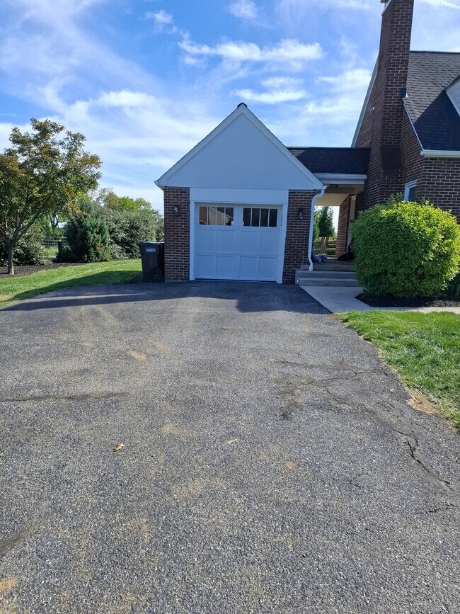 Building Photo - 864 Eden Rd