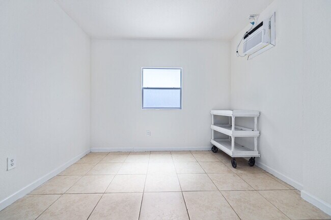 Building Photo - "Charming 4-Bedroom Tampa Home with 2 Full Baths and Spacious Layout!"