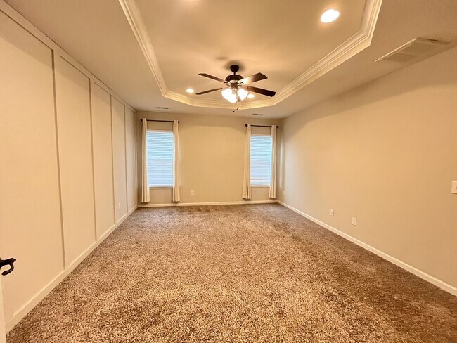 Building Photo - Stylish 3-Bed Home with Bonus Room & Private Backyard