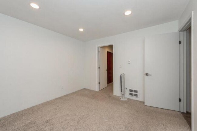 Building Photo - 2 bedroom in Kirkland WA 98034