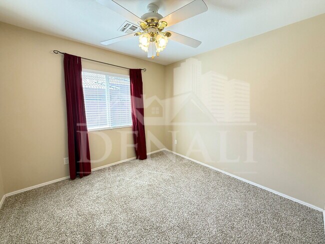 Building Photo - 923 E Monterey St