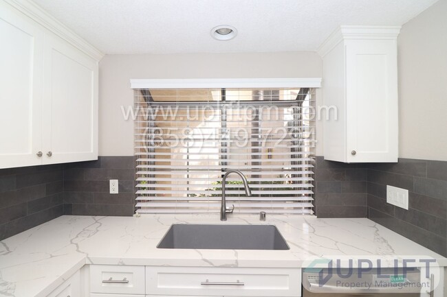 Building Photo - 2 Bed, 2.5 Bath condo w/ parking & pool!