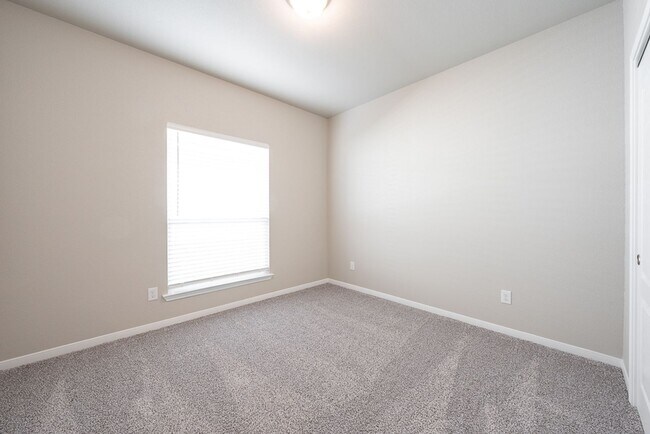 Building Photo - Stunning 4-Bedroom Home in Villages of Wes...
