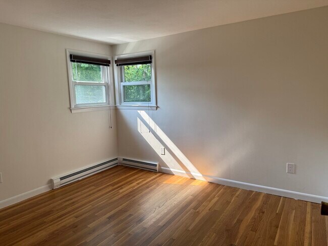 Building Photo - 585 Burncoat St