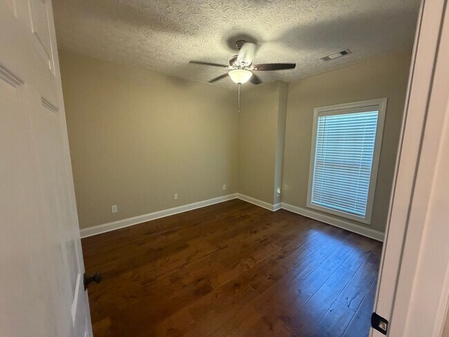 Building Photo - Cozy Condo in Gardens at Gatewood!