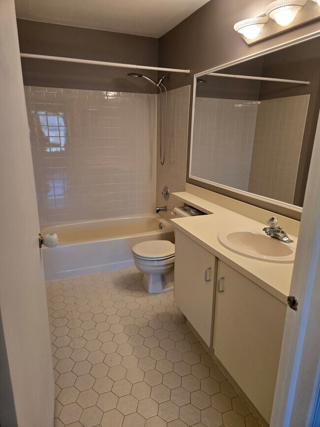 Building Photo - 289 English Pl