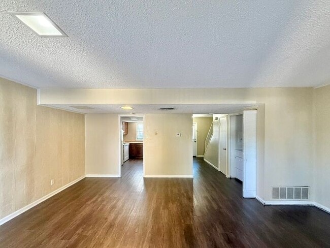 Building Photo - Available Now! 3 bedroom 2.5 bath townhome in Tyler