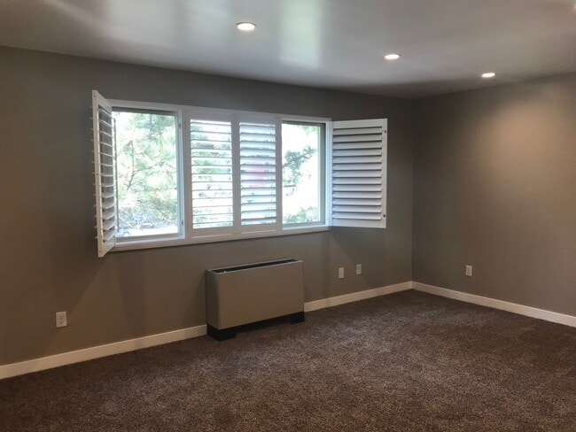 Building Photo - Top Floor Studio In The Wimbledon Condos! Ideal Location!