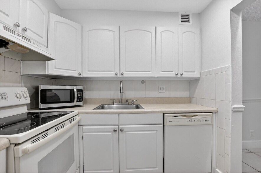 Kitchen 644 NW 13th #11 - 644 NW 13th St