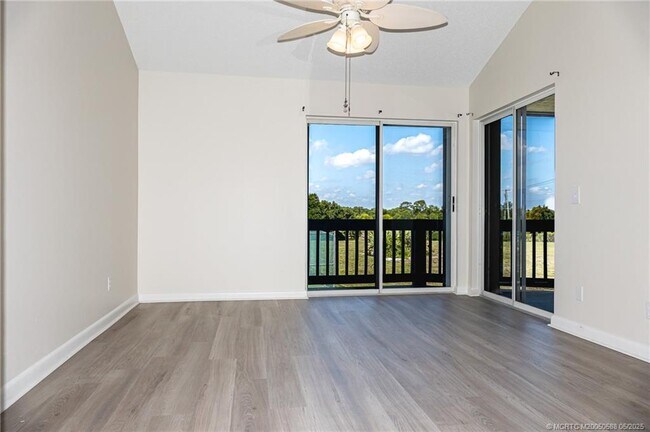 Building Photo - 1585 NE Beacon Dr