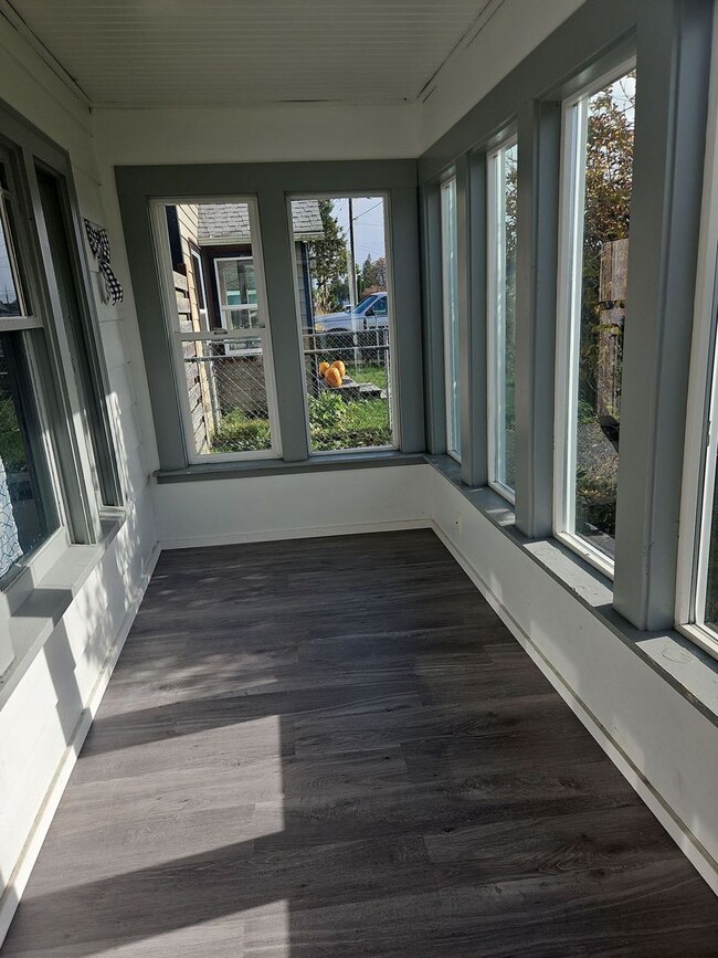 Primary Photo - 2ba 1ba with Garage