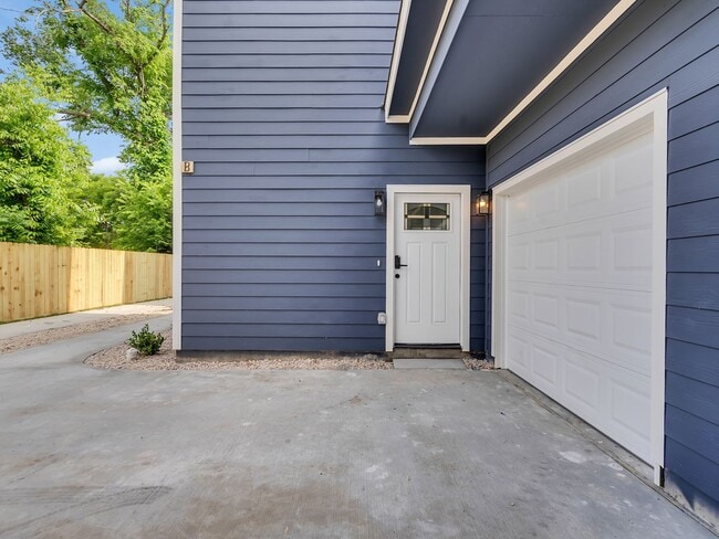 Building Photo - Spacious 3 Bed / 2.5 Bath Duplex – Move-In Ready