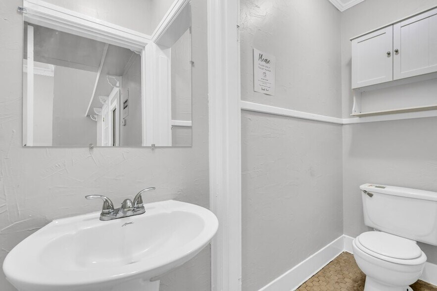 Building Photo - 423 Main St