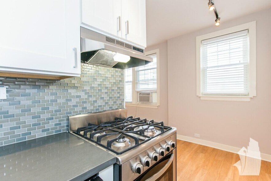 Building Photo - 541 W Belmont Ave