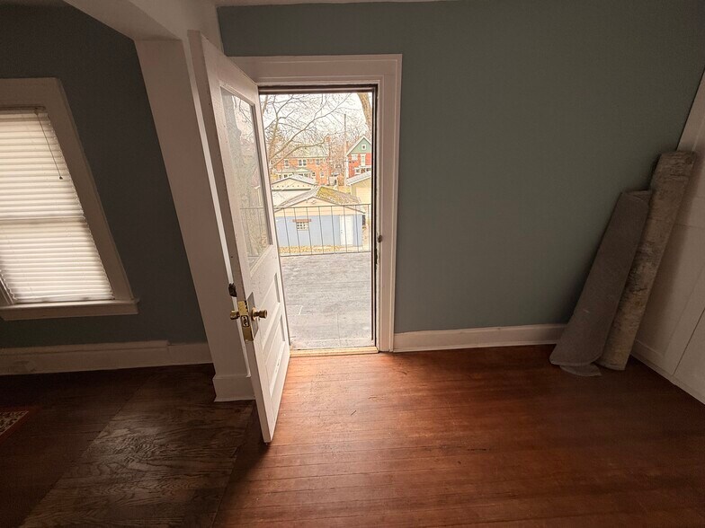 door onto balcony bedroom3 - 675 Linwood Ave