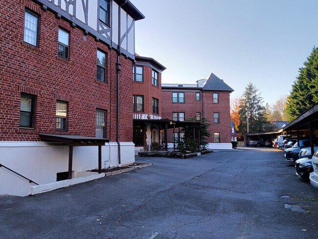 Building Photo - 2 Bedroom / 1.5 Bath Condo  Johnson City, TN