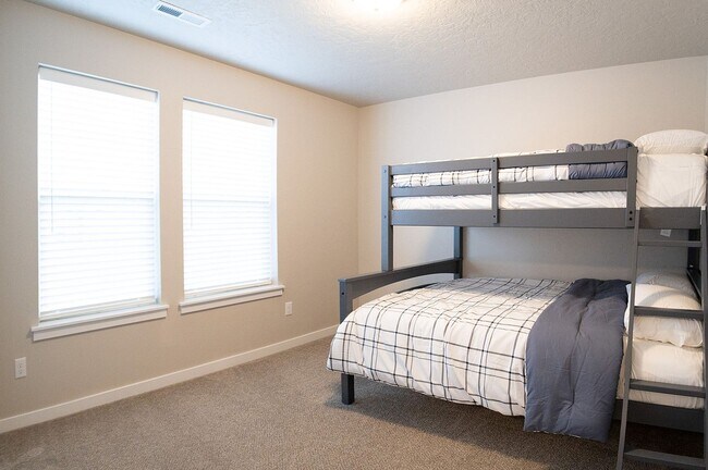 Building Photo - 4 bed 2 bath with bonus room