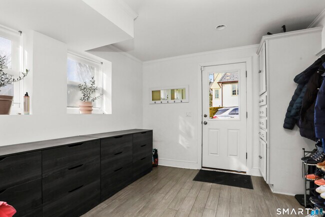 Building Photo - 6 Meadowbank Rd