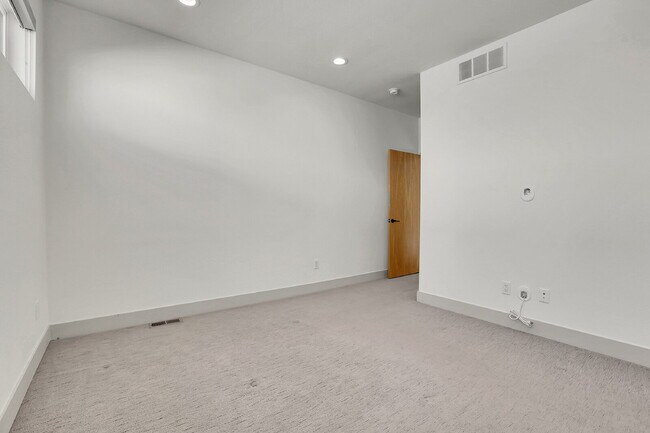 Building Photo - $3,100.00 - 2 Bedrooms, 2.2 Bathrooms, Townhouse in Denver with Roof Deck!