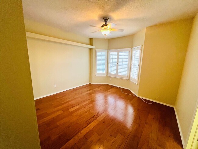 Building Photo - Stunning 4 bedroom, 3 bath home in West El...