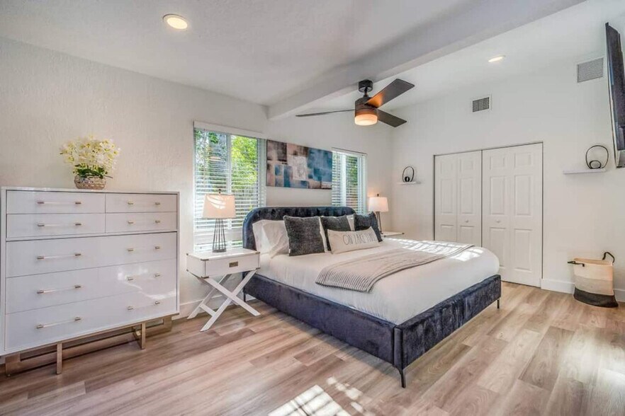 Building Photo - 834 SW 14th Ct