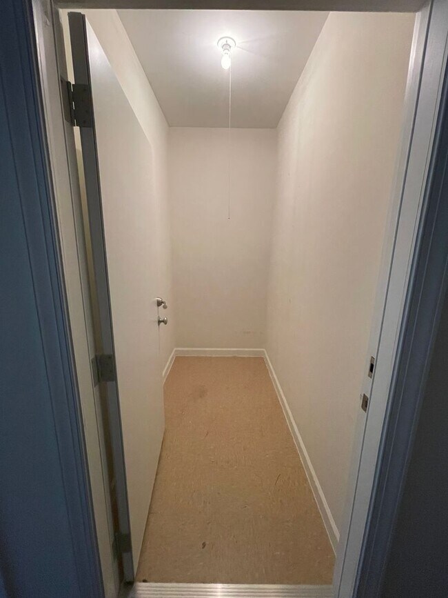 Building Photo - Wonderful location and features for this s...