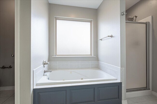 Building Photo - Discover this spacious 4-bedroom, 2-bath home