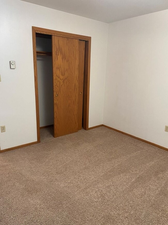 Building Photo - 2 Bed/1 Bath Apartment available!  Heat and Water Included!