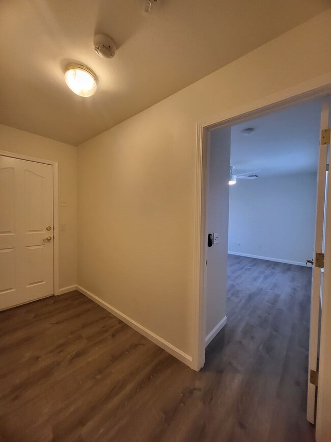 Building Photo - GOLDEN SPRINGS RANCH U8 - W. Betty Avenue