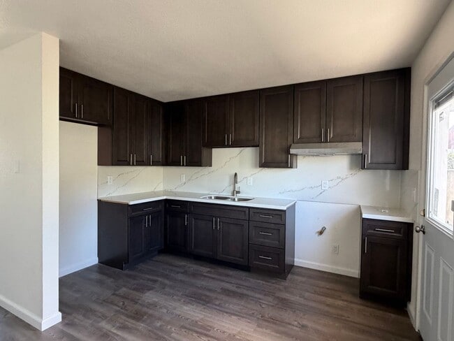 Building Photo - G43100E