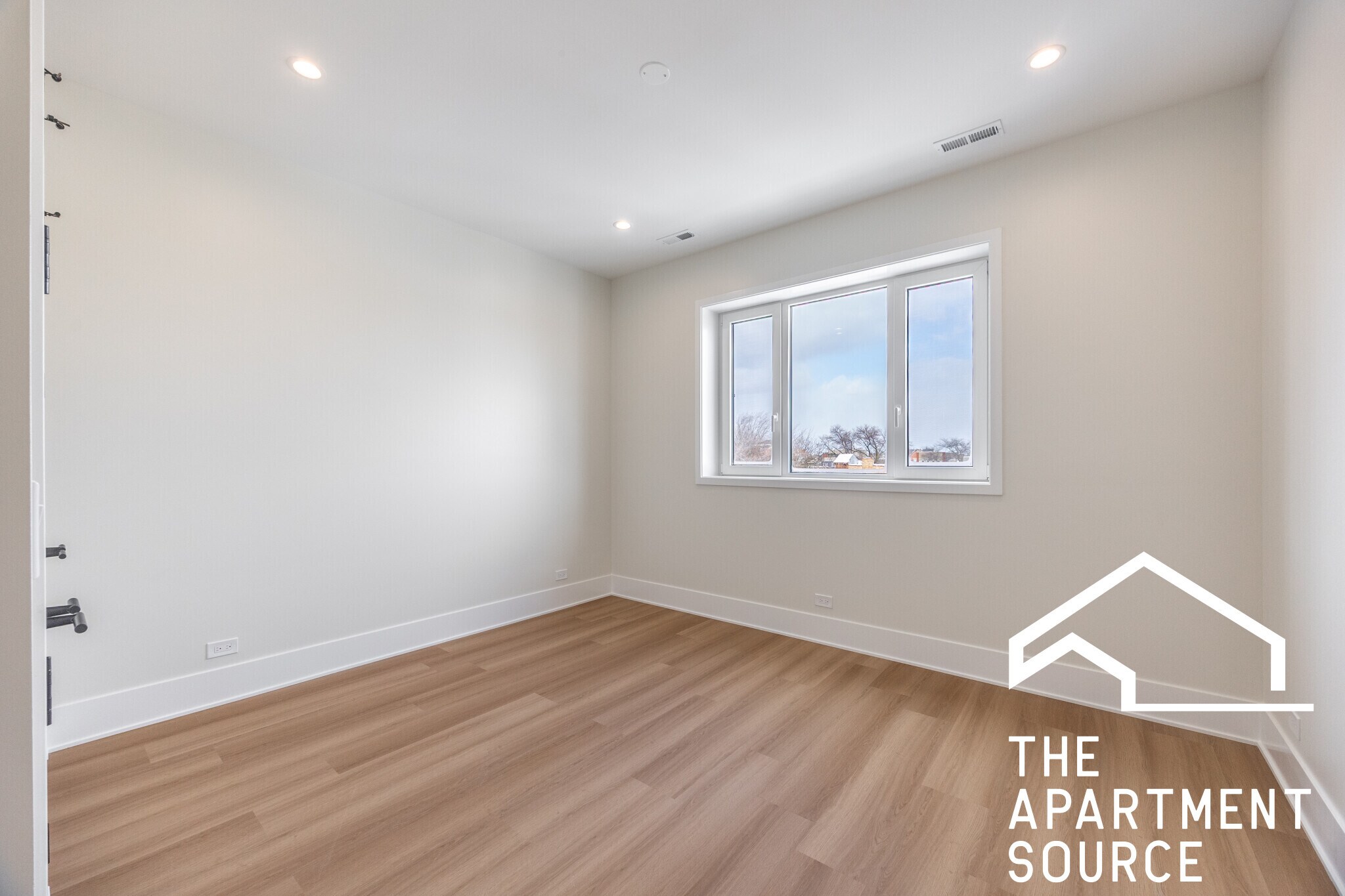 Building Photo - 1624 W Grand Ave