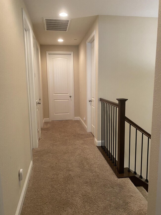 Building Photo - 6492 Bayview Dr
