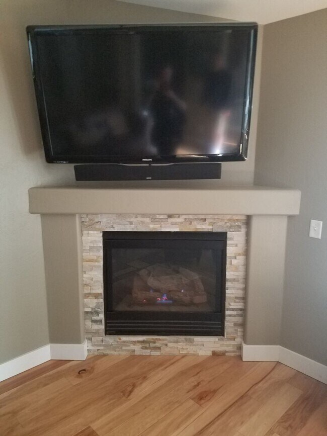Building Photo - Beautiful Boulder Pointe Home! 3bd / 2ba + Office - No Students! - Small Pets Considered!! Avail....