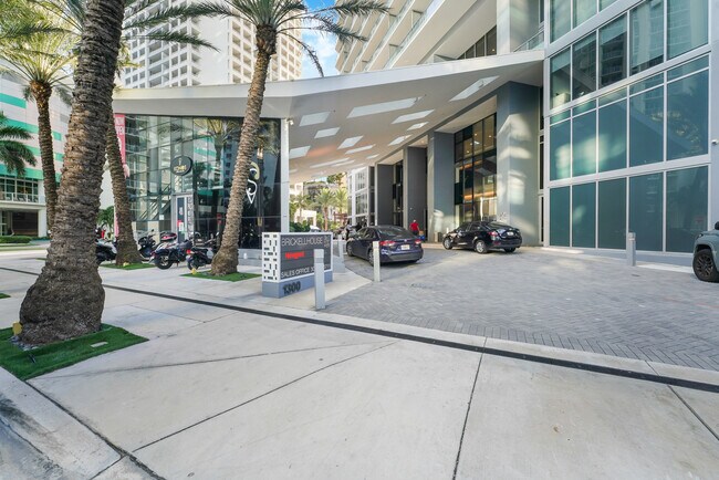 Building Photo - 1300 Brickell Bay Dr