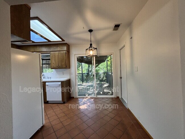 Building Photo - 209 Willow Ave