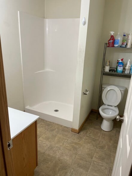 Building Photo - 300 Linden St N