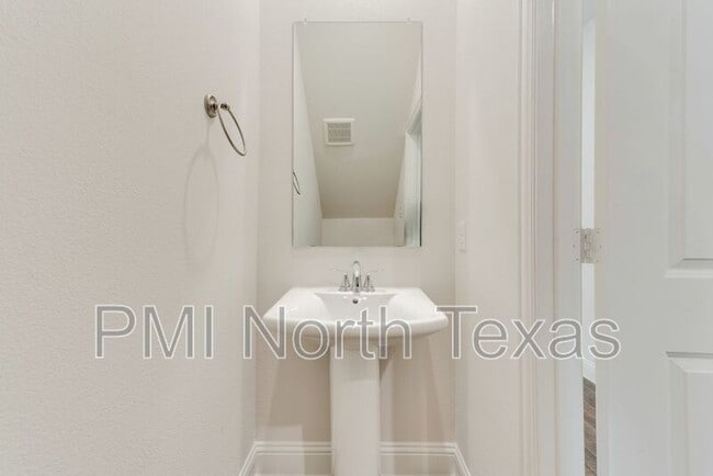 Building Photo - 737 Portina Dr